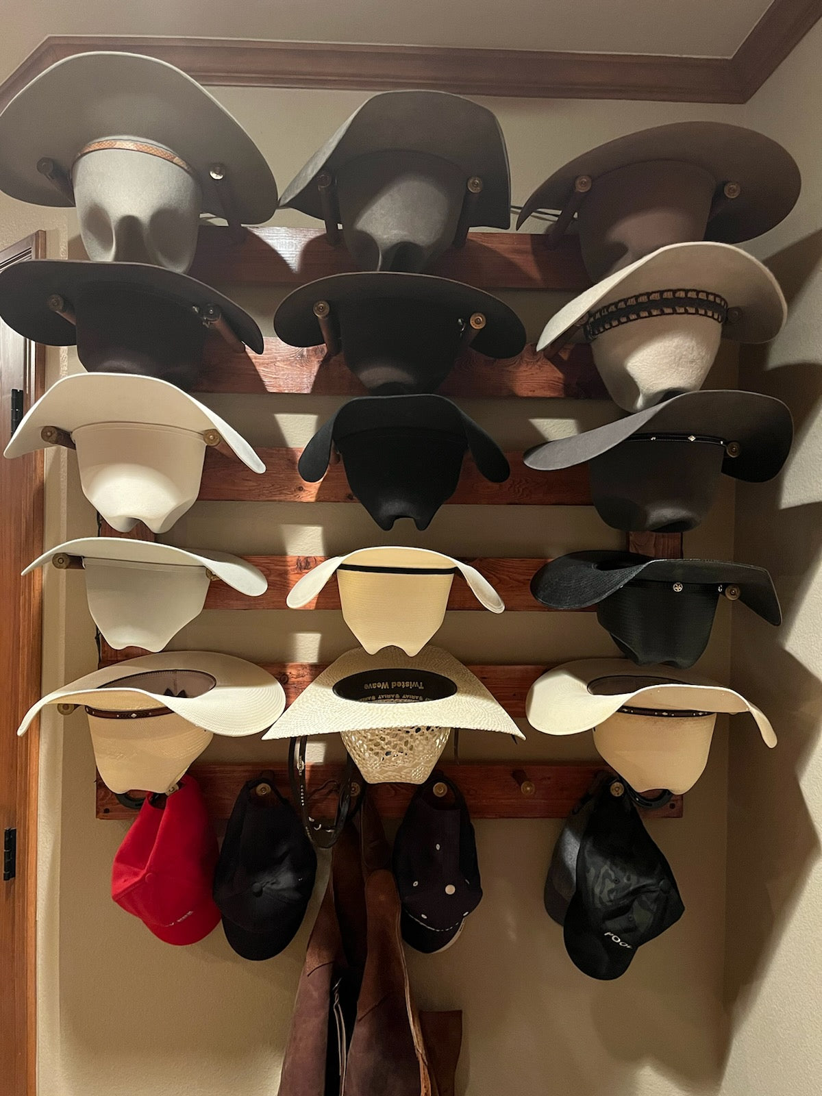 The 15-Hatter: Horizontal Wall-Hanging Western Organization